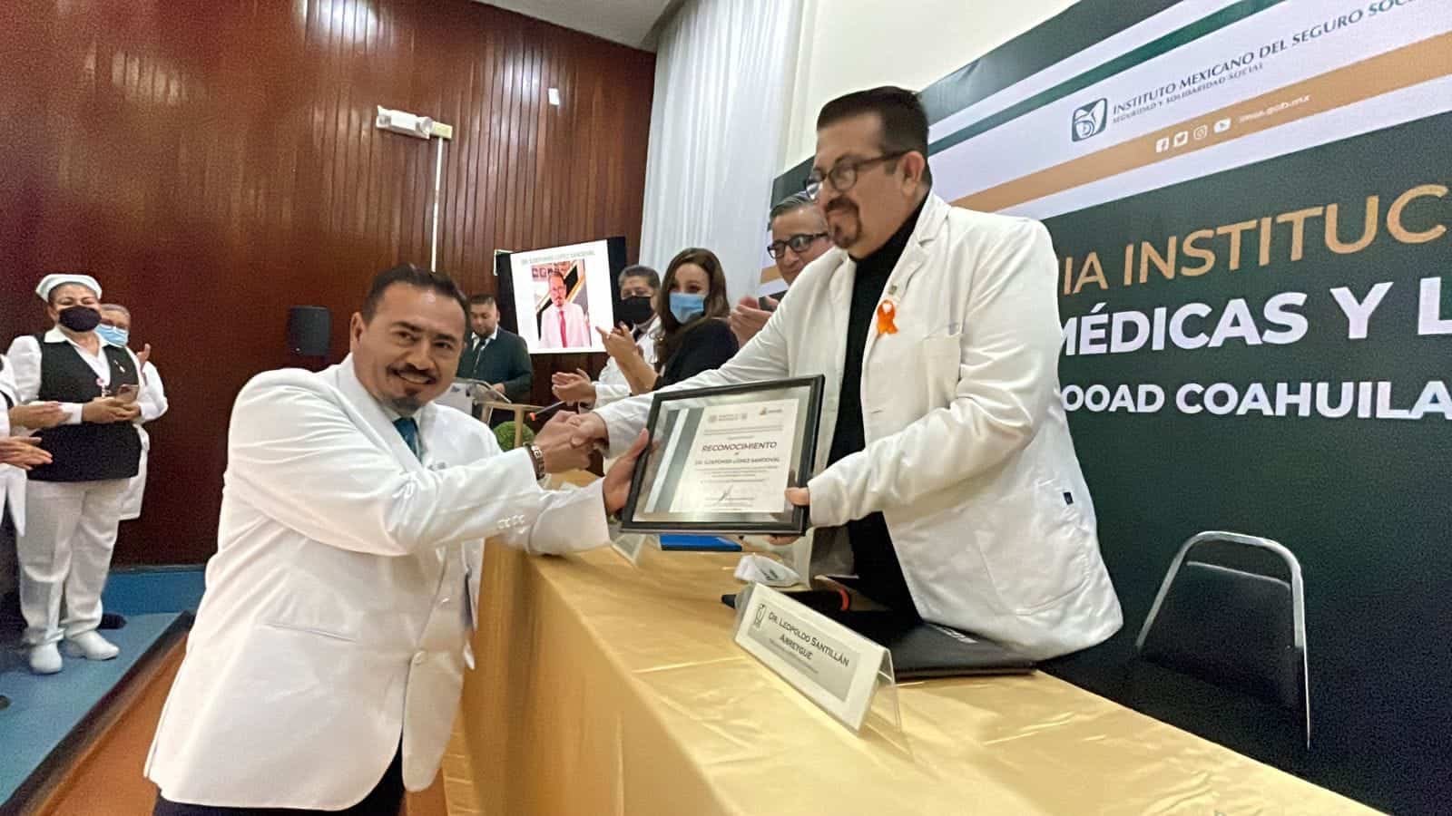 Entregan reconocimientos a médicas y médicos destacados del IMSS Monclova y Piedras Negras