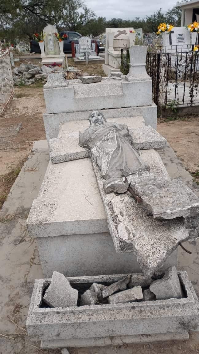 Olvidan tumbas de fieles difuntos