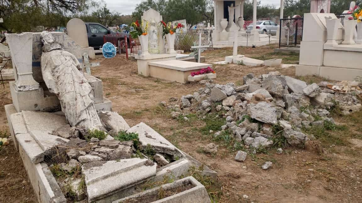 Olvidan tumbas de fieles difuntos