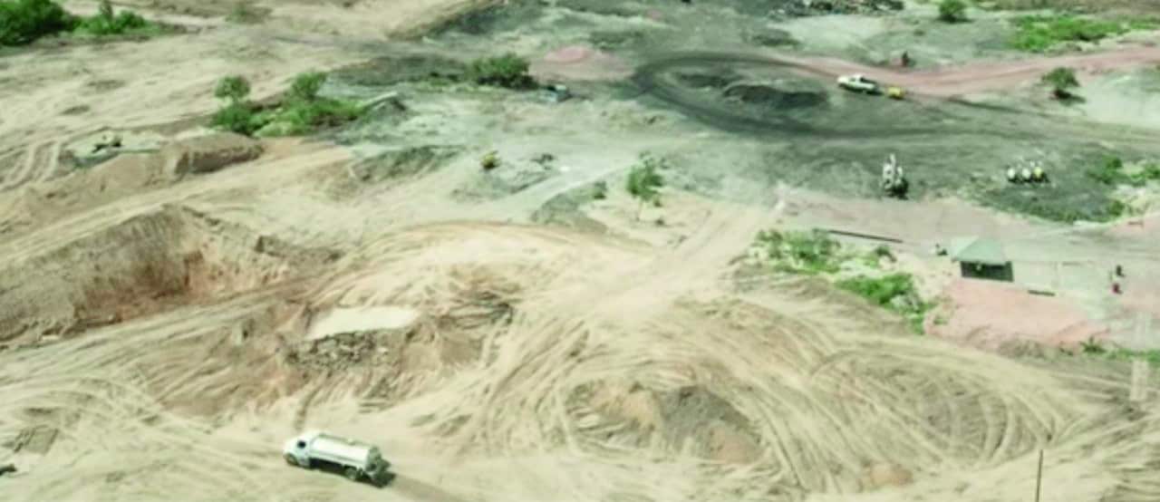 Asi luce el pozo “El Pinabete”, maquinaria, montañas de tierra, carpas para trabajadores y elementos de SEDENA resguardando esta gran tumba.
