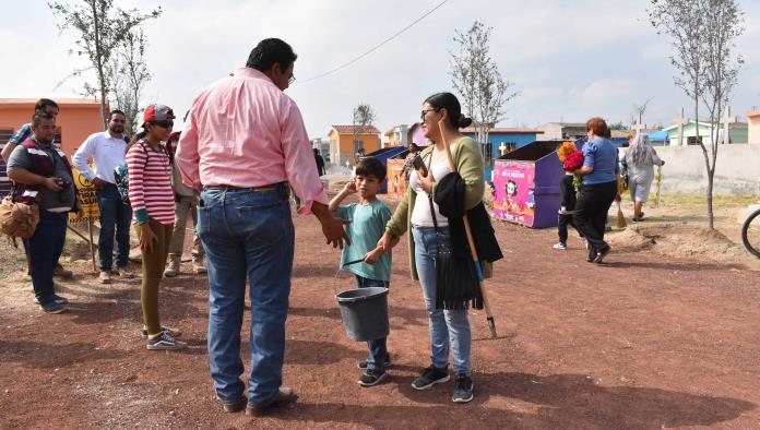 Felicitan a Piña en camposanto