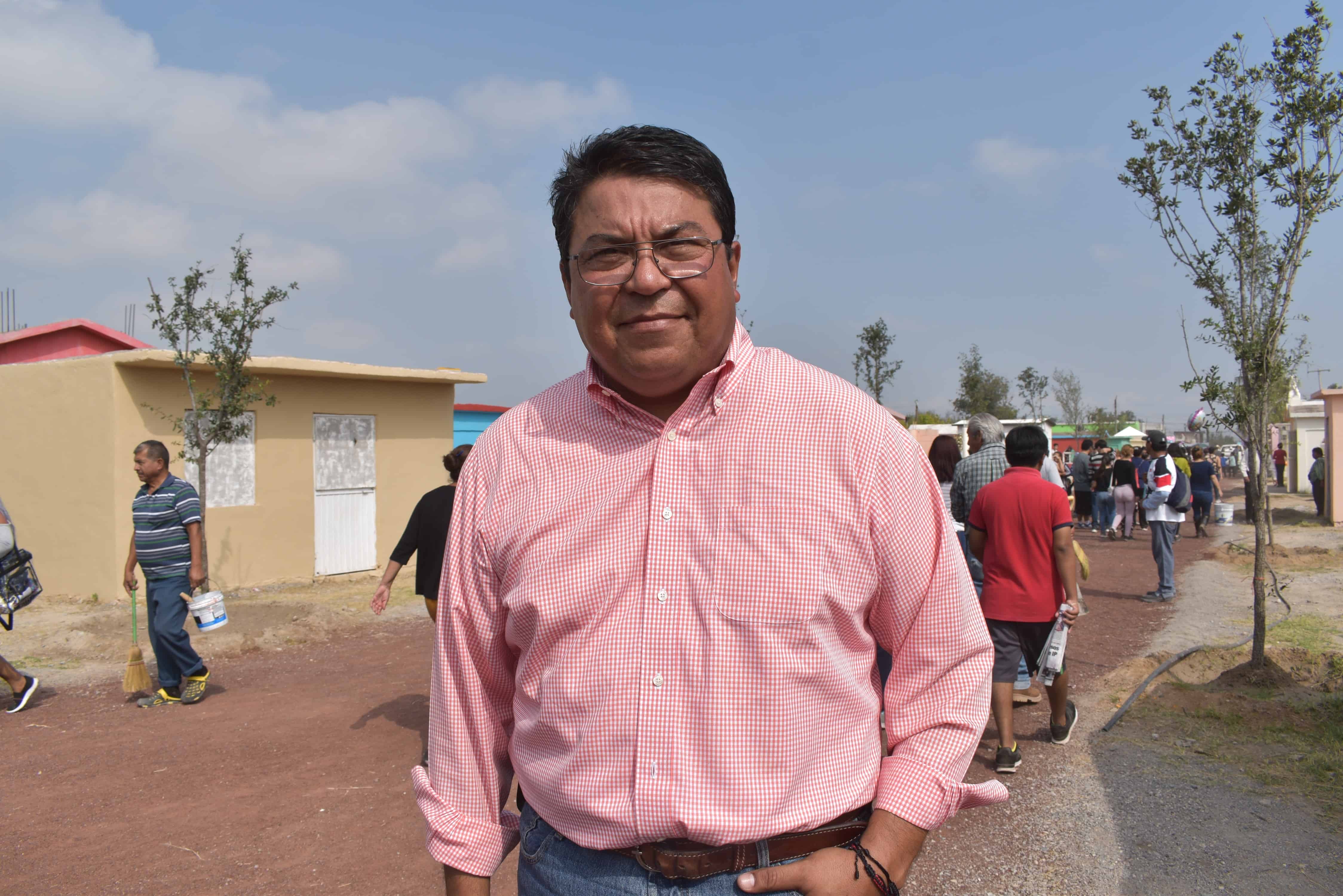 Felicitan a Piña en camposanto