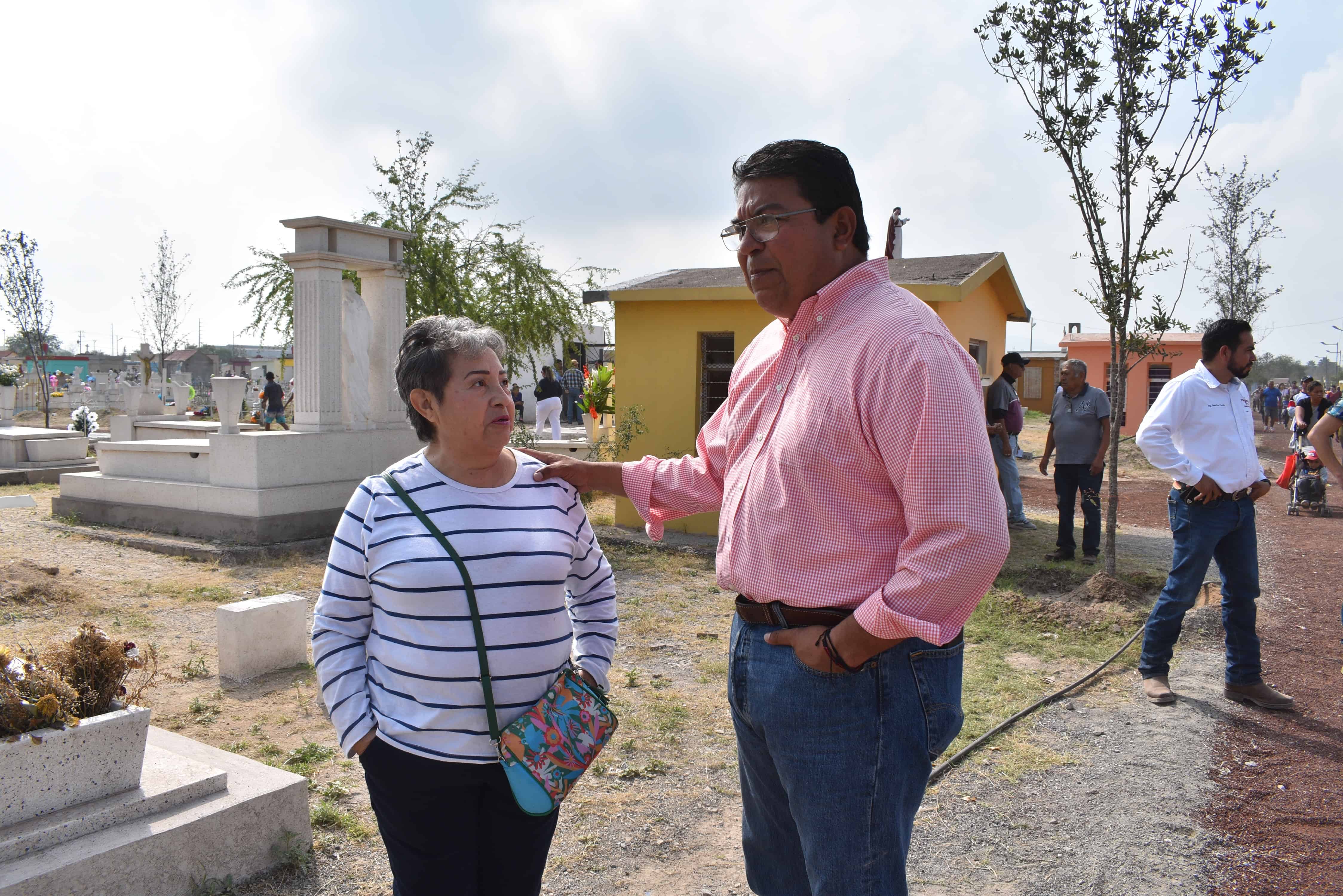 Felicitan a Piña en camposanto
