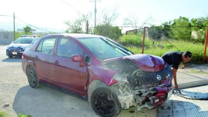 Provoca choque y abandona su auto