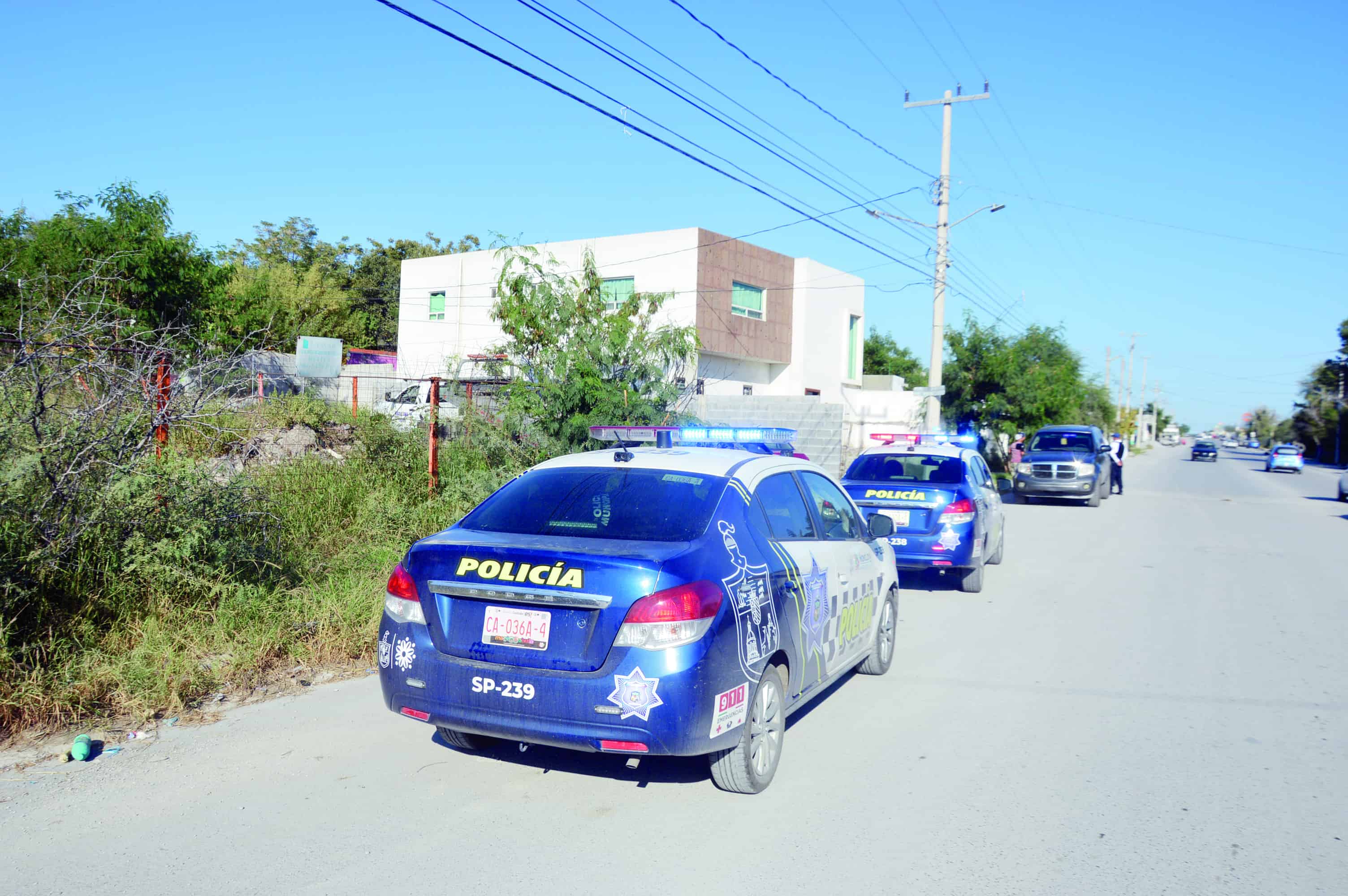 Provoca choque y abandona su auto