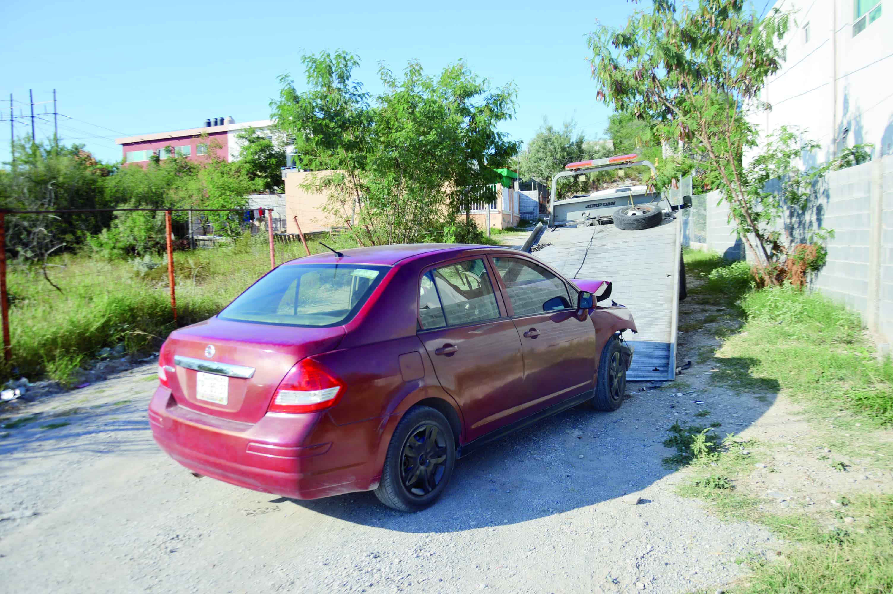Provoca choque y abandona su auto