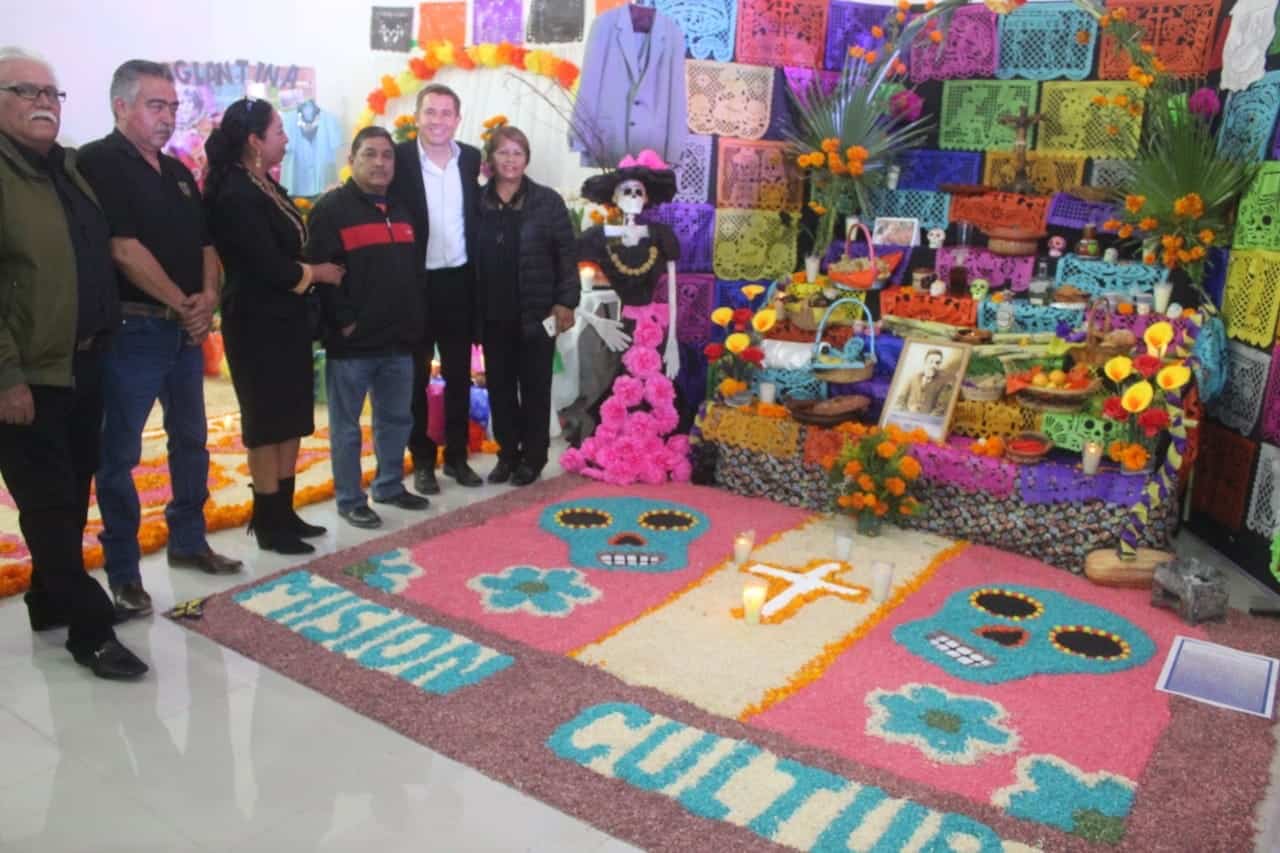 Celebran concursos de altares y catrinas