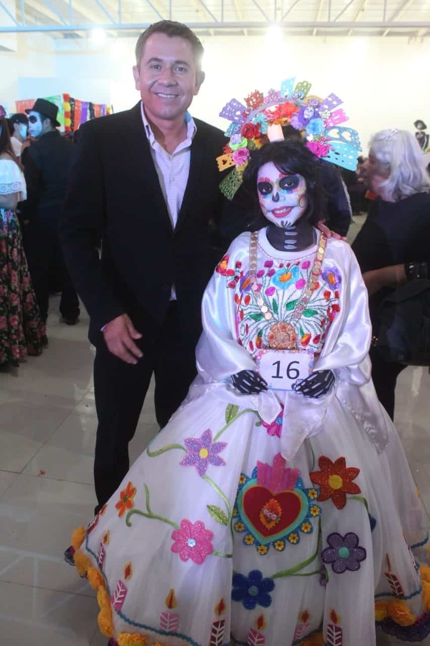 Celebran concursos de altares y catrinas