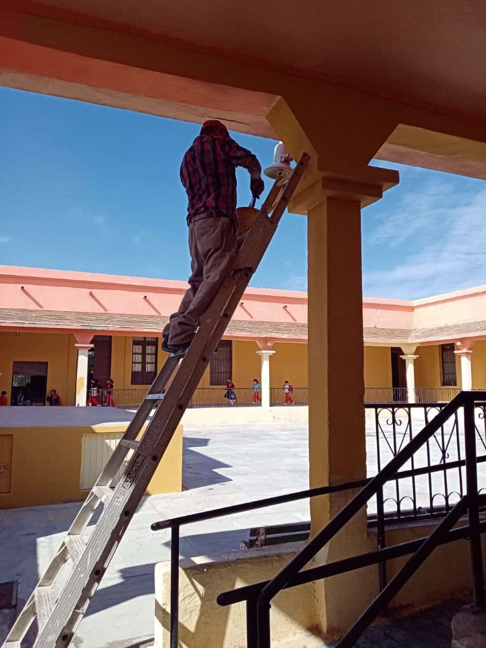 Apoya Betoa escuelas