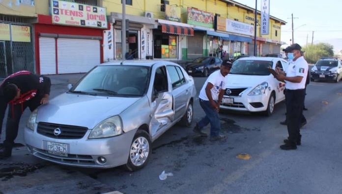 Se avienta vuelta en ‘U’ y lo choca taxista 