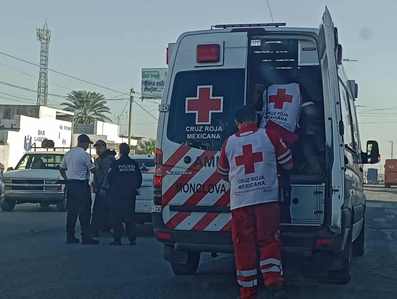 Se avienta vuelta en ‘U’ y lo choca taxista 