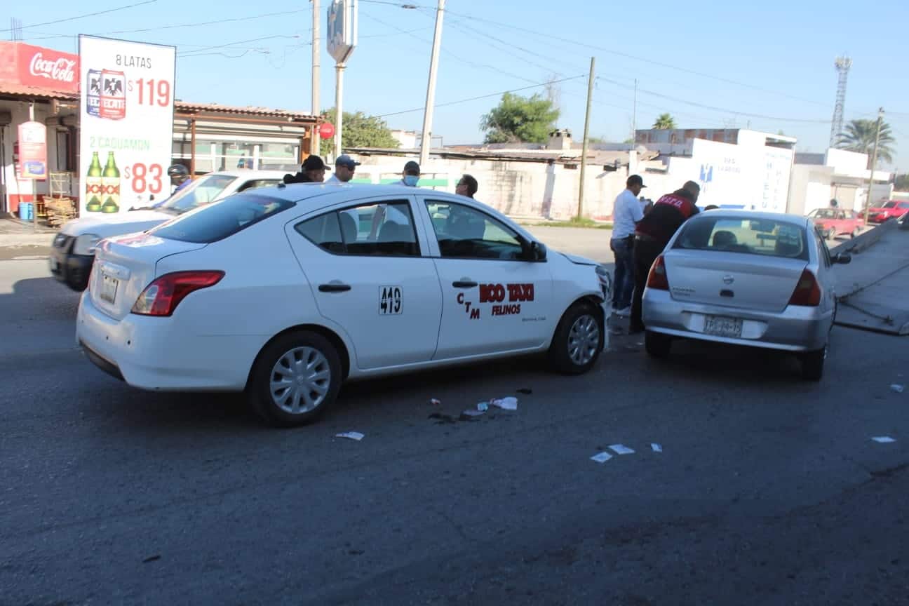 Se avienta vuelta en ‘U’ y lo choca taxista 