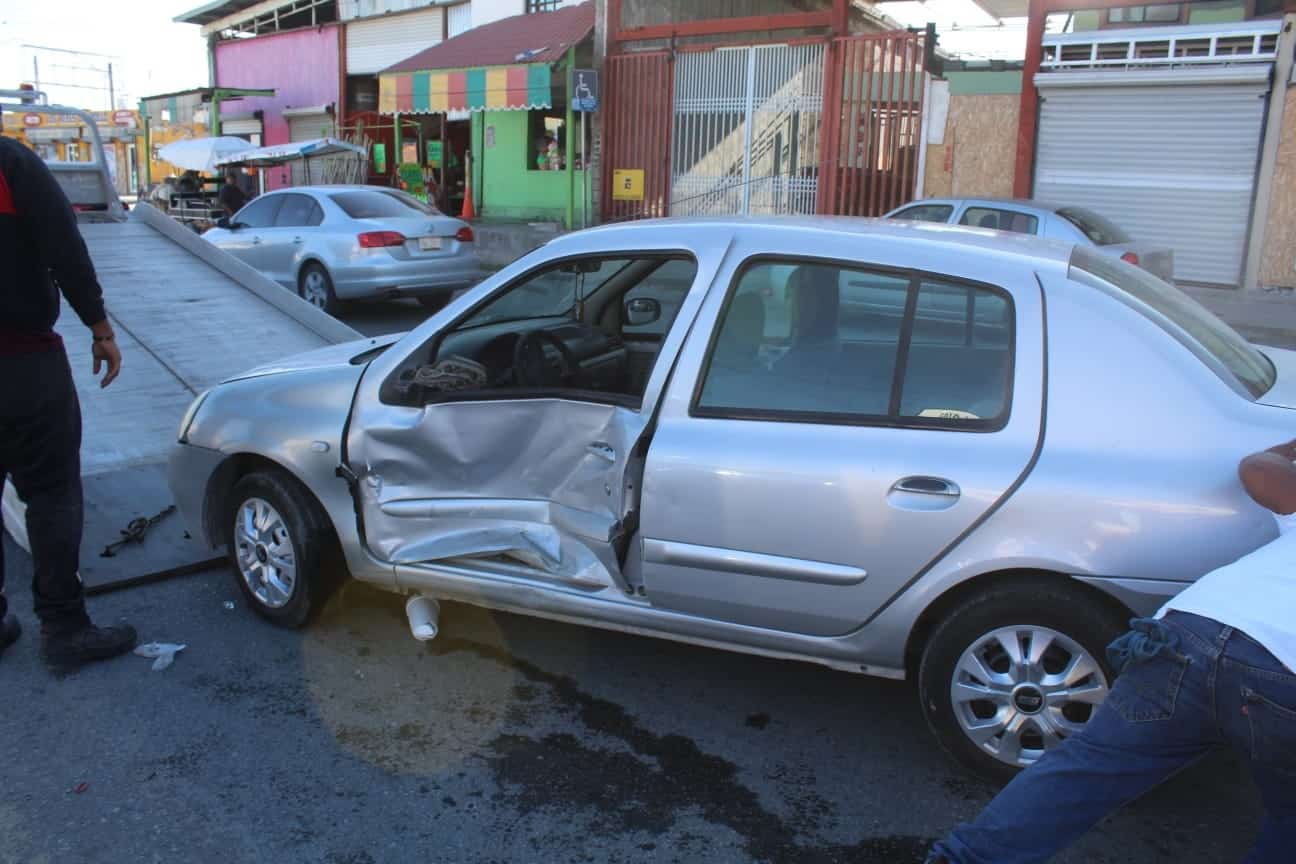 Se avienta vuelta en ‘U’ y lo choca taxista 