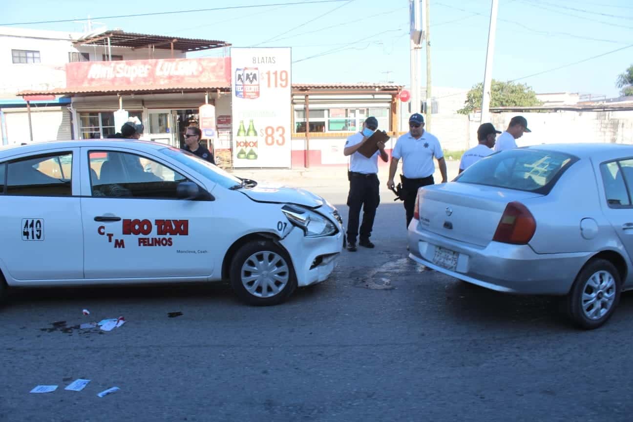 Se avienta vuelta en ‘U’ y lo choca taxista 
