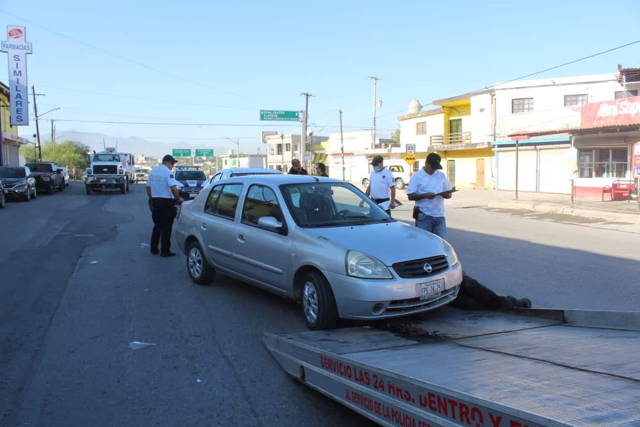 Se avienta vuelta en ‘U’ y lo choca taxista 