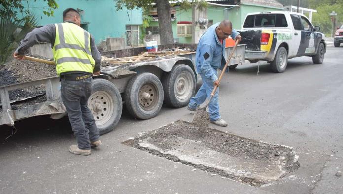 Avanza programa de bacheo en Nava 
