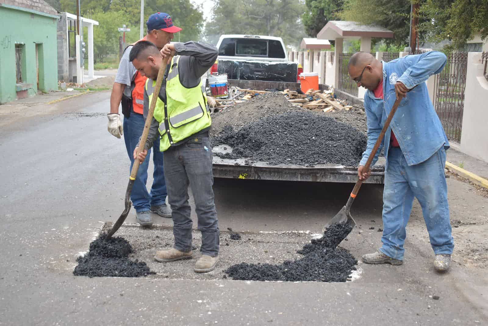 Avanza programa de bacheo en Nava 