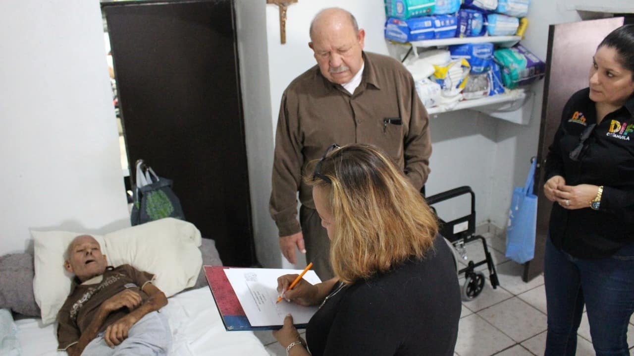 Visita alcalde el Asilo de Ancianos
