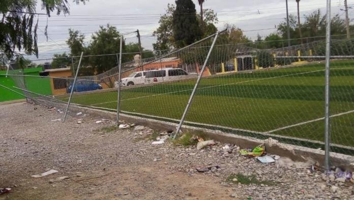 Denuncian vandalismo en campos deportivos