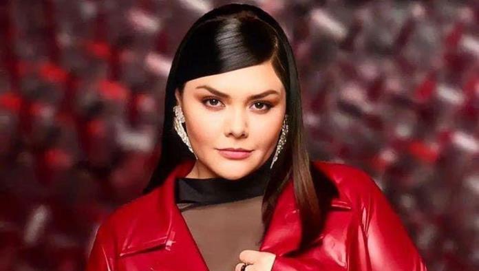 Yuridia ofrece concierto con el pantalón al revés y le gana la risa