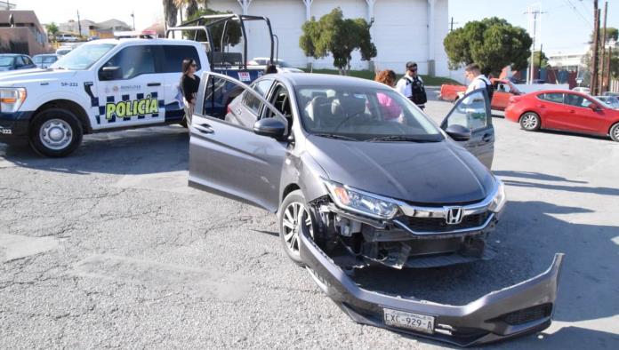 Deja auto sin defensa