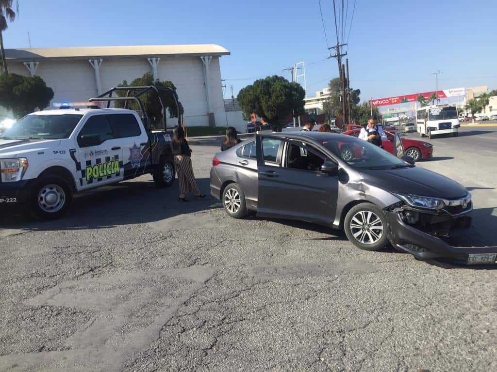 Deja auto sin defensa