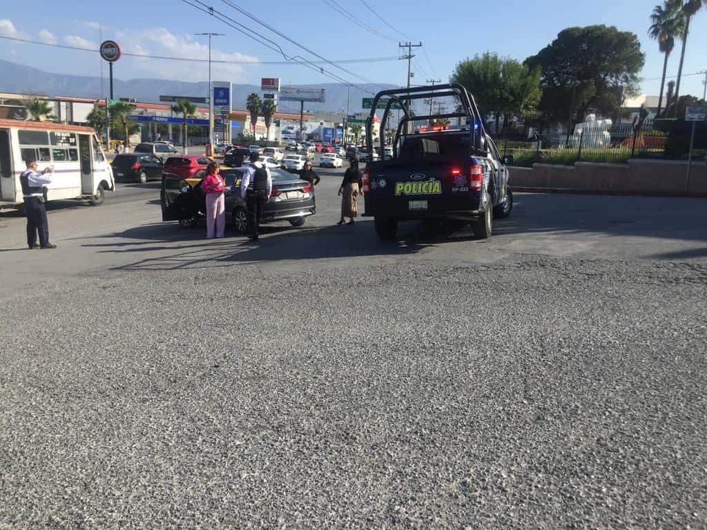 Deja auto sin defensa