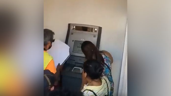 Le echan aire a cajero automático en busca de dinero