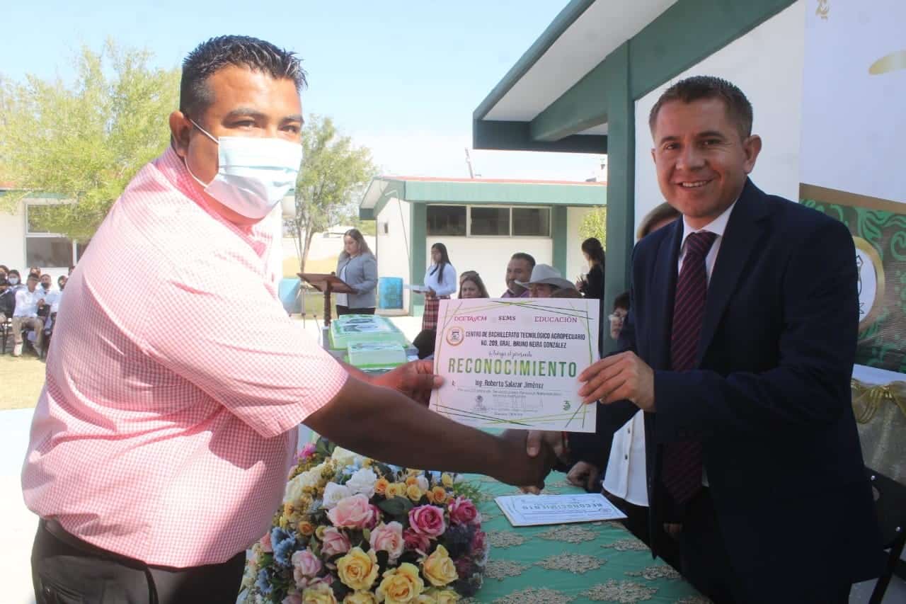 Felicita San Buena a alumnos del CBTA