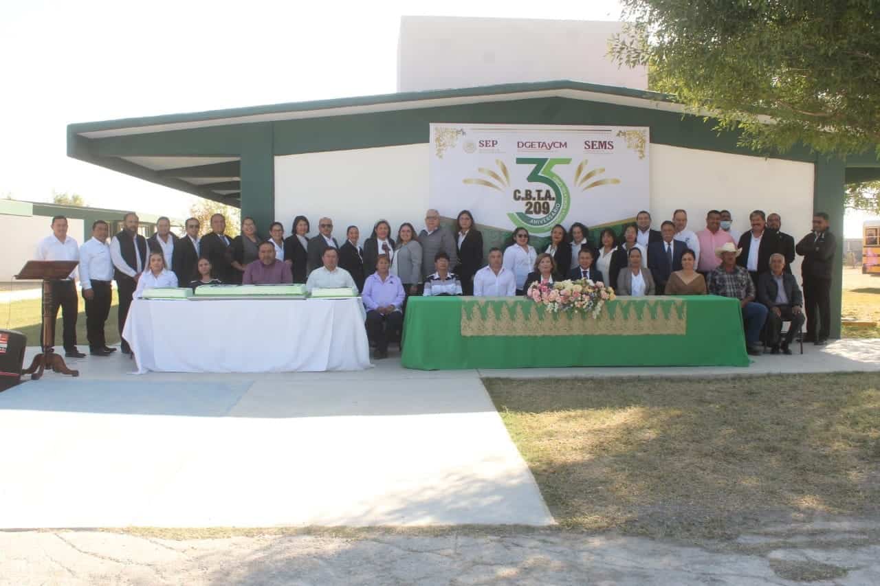 Felicita San Buena a alumnos del CBTA