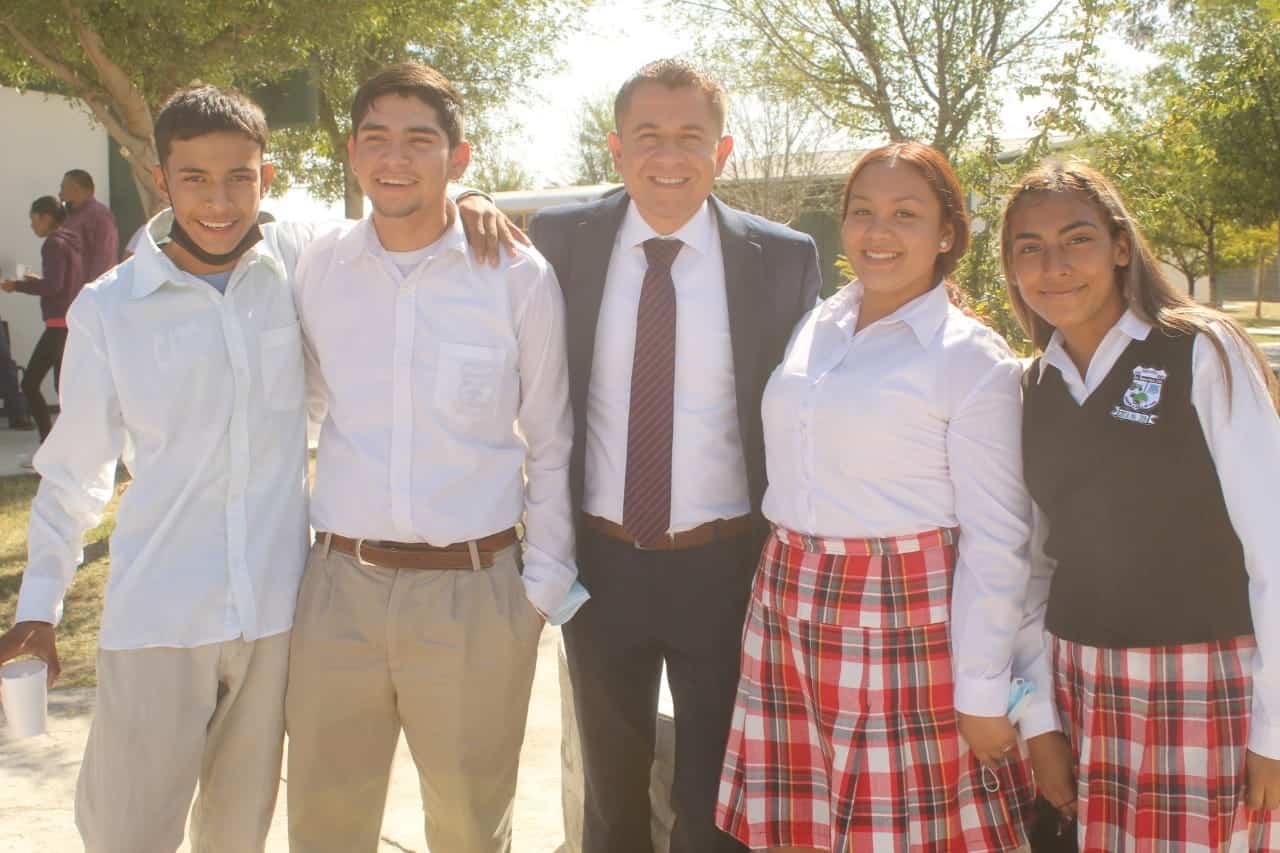Felicita San Buena a alumnos del CBTA