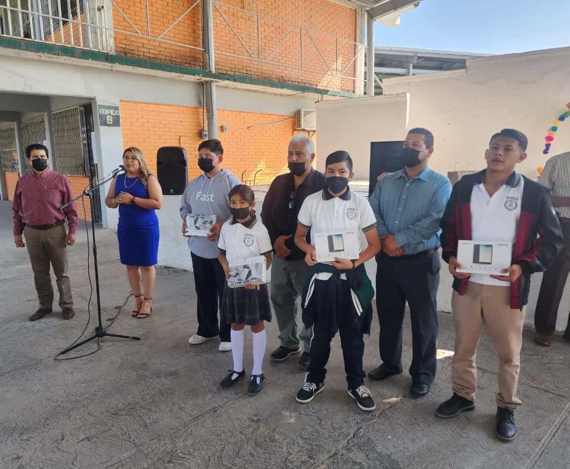 Regala Piña diez tablets a alumnos