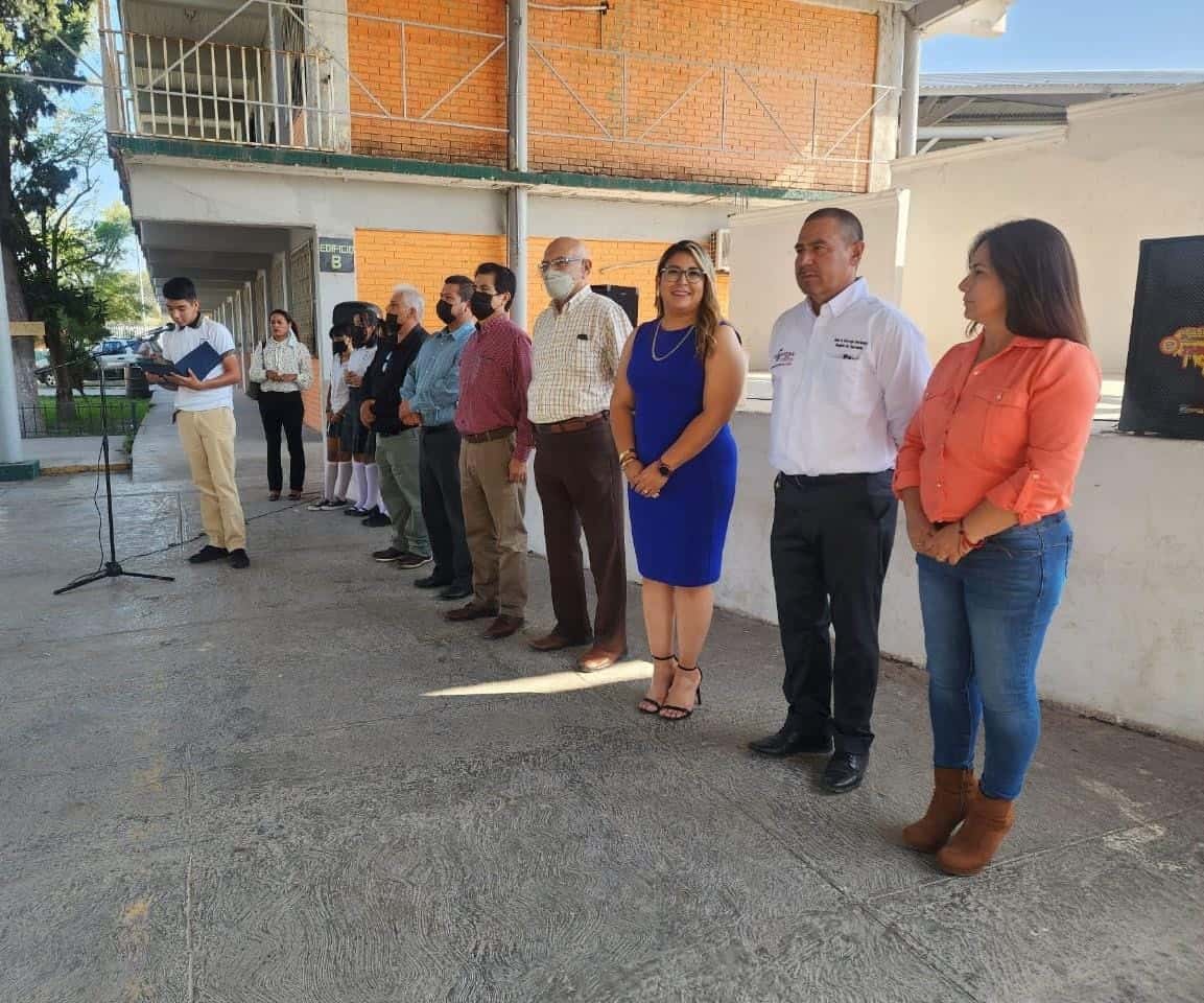 Regala Piña diez tablets a alumnos