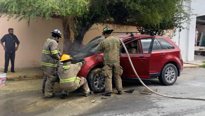Se incendia camioneta