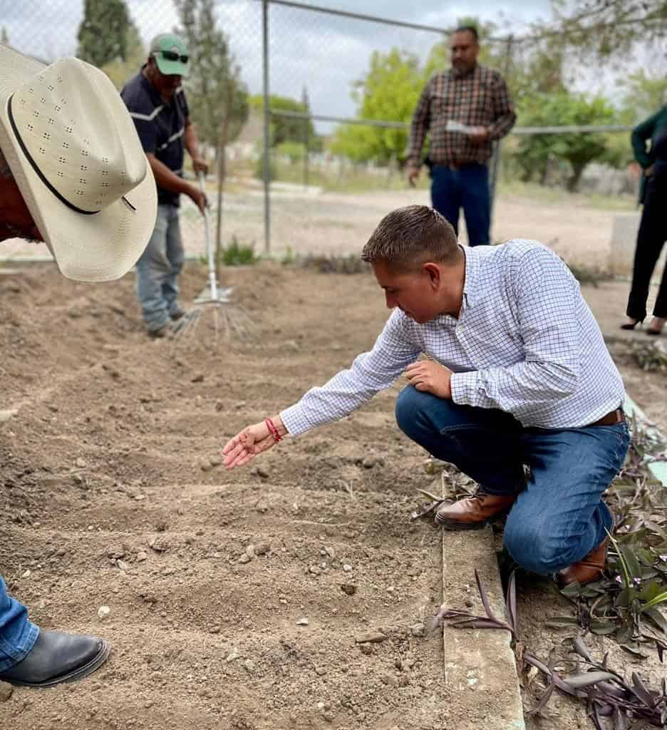 Promueve Hugo los Huertos Familiares