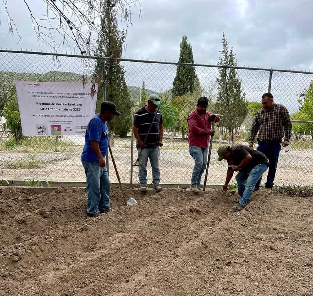 Promueve Hugo los Huertos Familiares