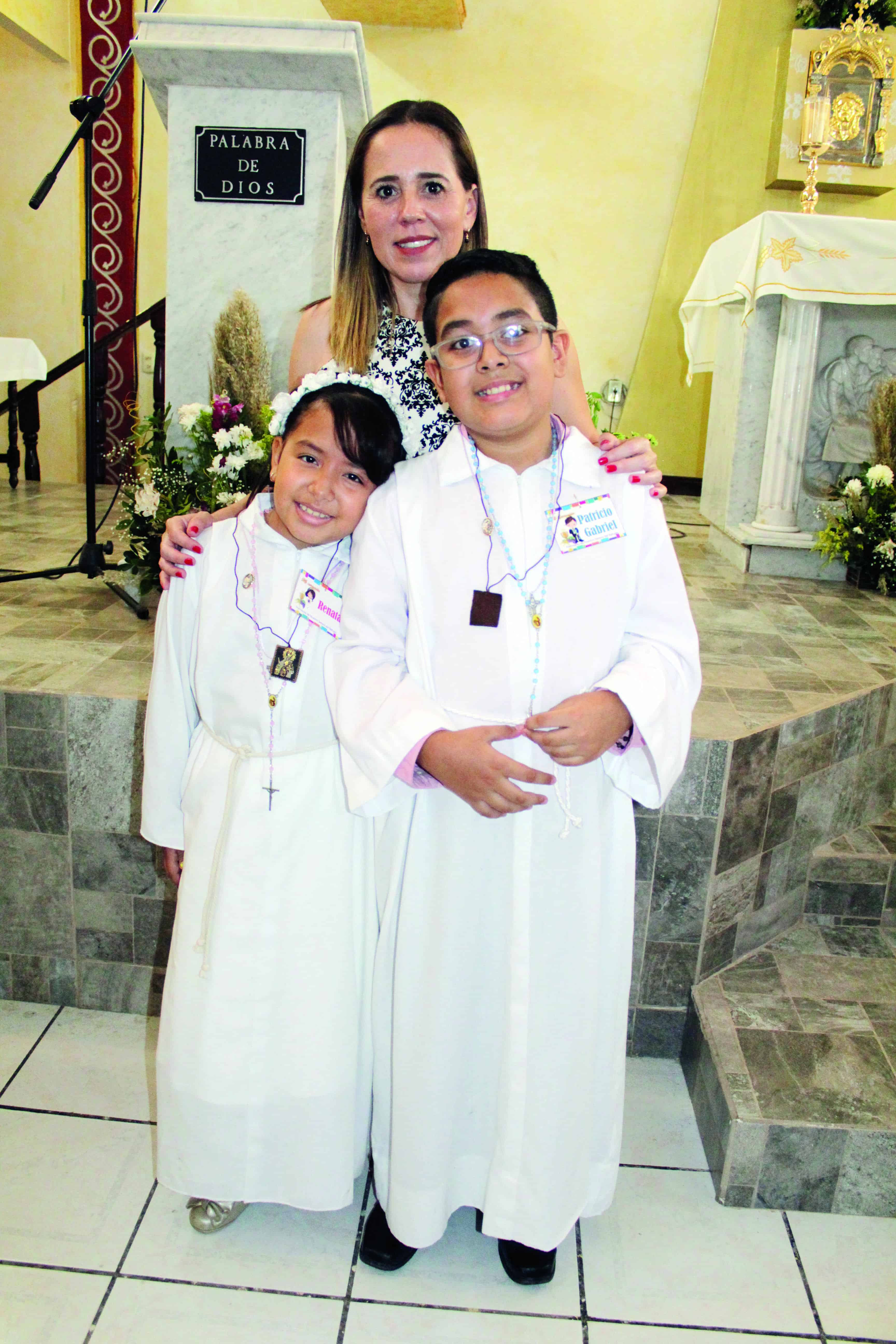 Renata y Patricio realizan su primera comunión