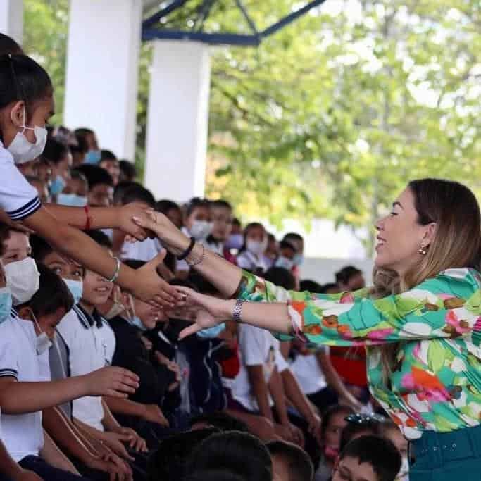 Ilumina Tania Escuela Ford
