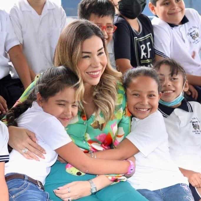 Ilumina Tania Escuela Ford
