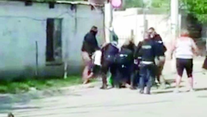 Tremendo zafarrancho en Nueva Rosita; policías pelean con vecinos 