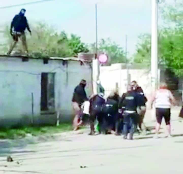 El hombre se negaba a ser arrestado y provocó el enfrentamiento según los videos.