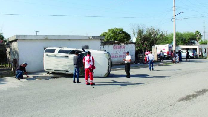 Vuelca camioneta