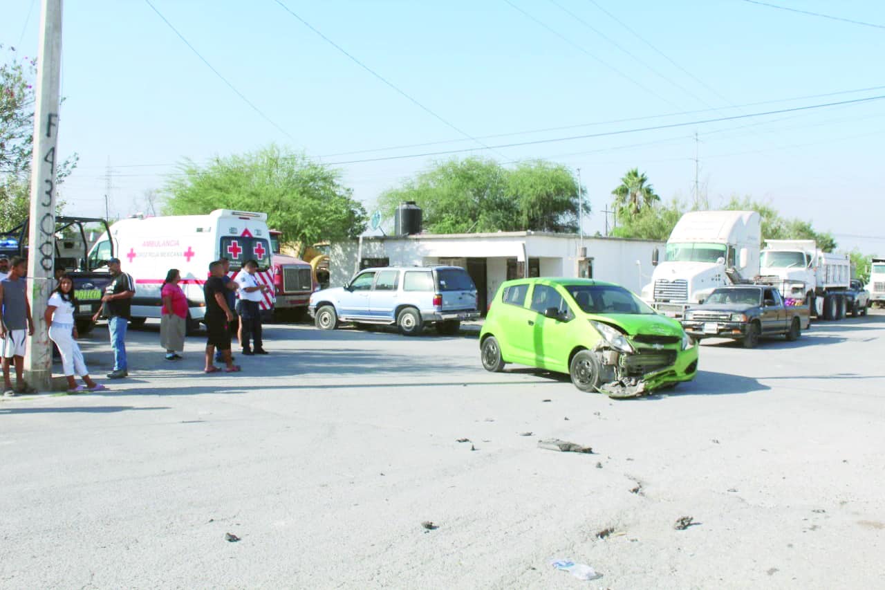 Vuelca camioneta