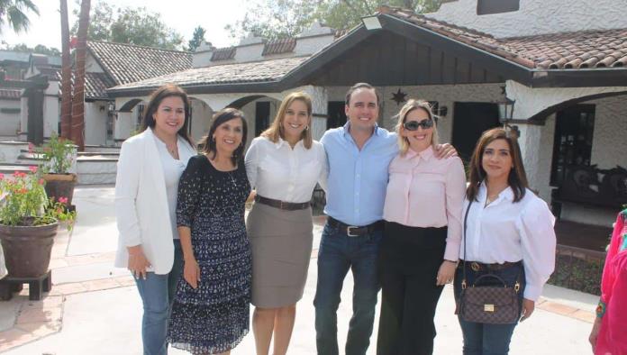 Se reúne Manolo con mujeres influyentes 