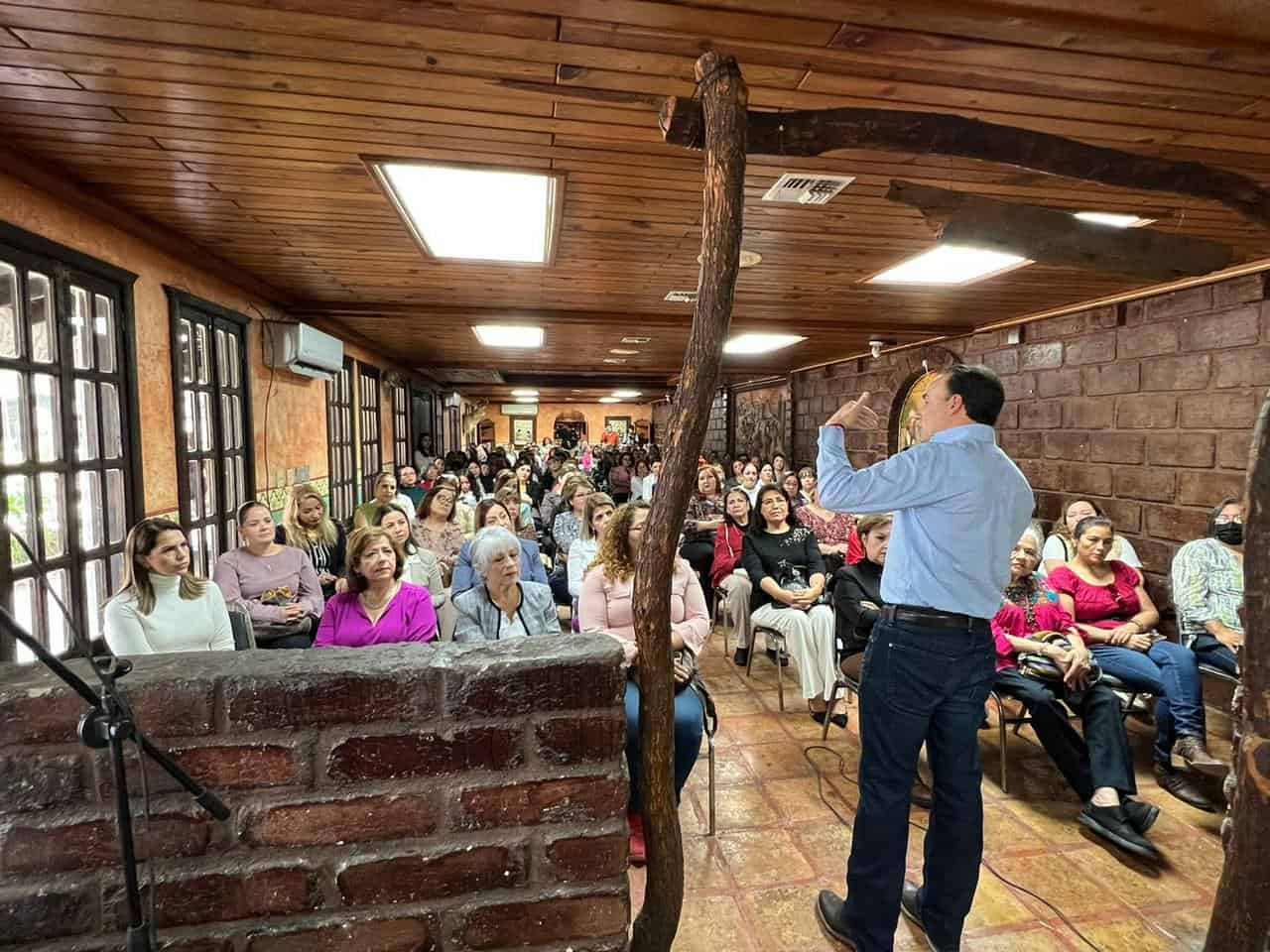 Se reúne Manolo con mujeres influyentes 