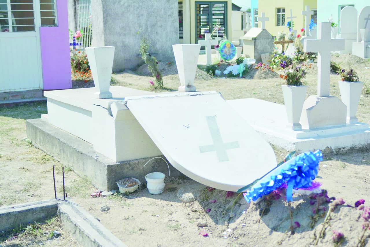 Cae sujeto por Dañar tumbas