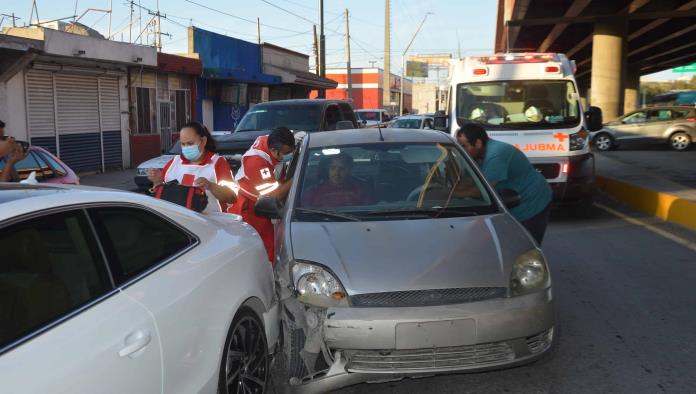 Se embarra en flamante auto