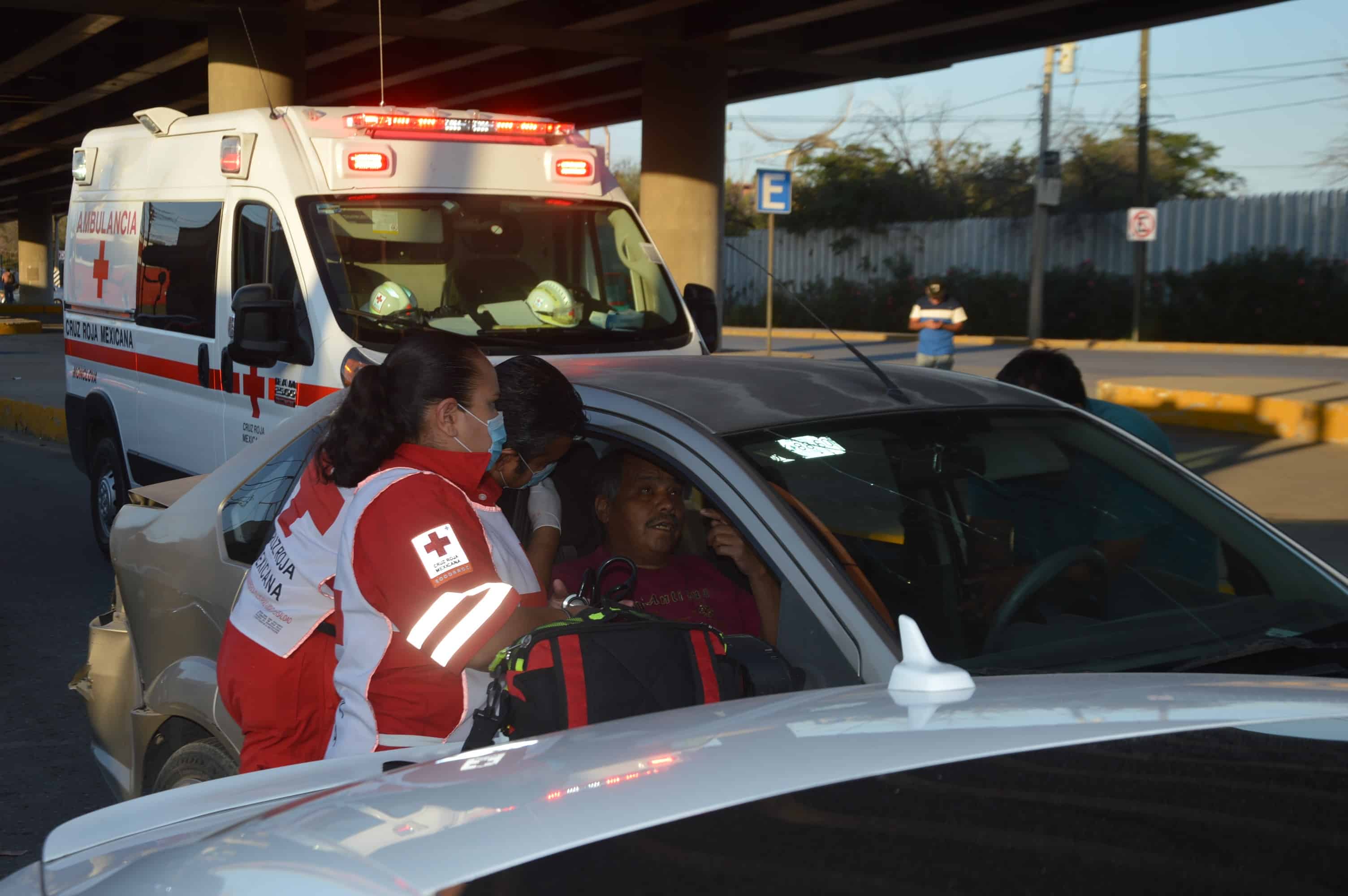 Se embarra en flamante auto