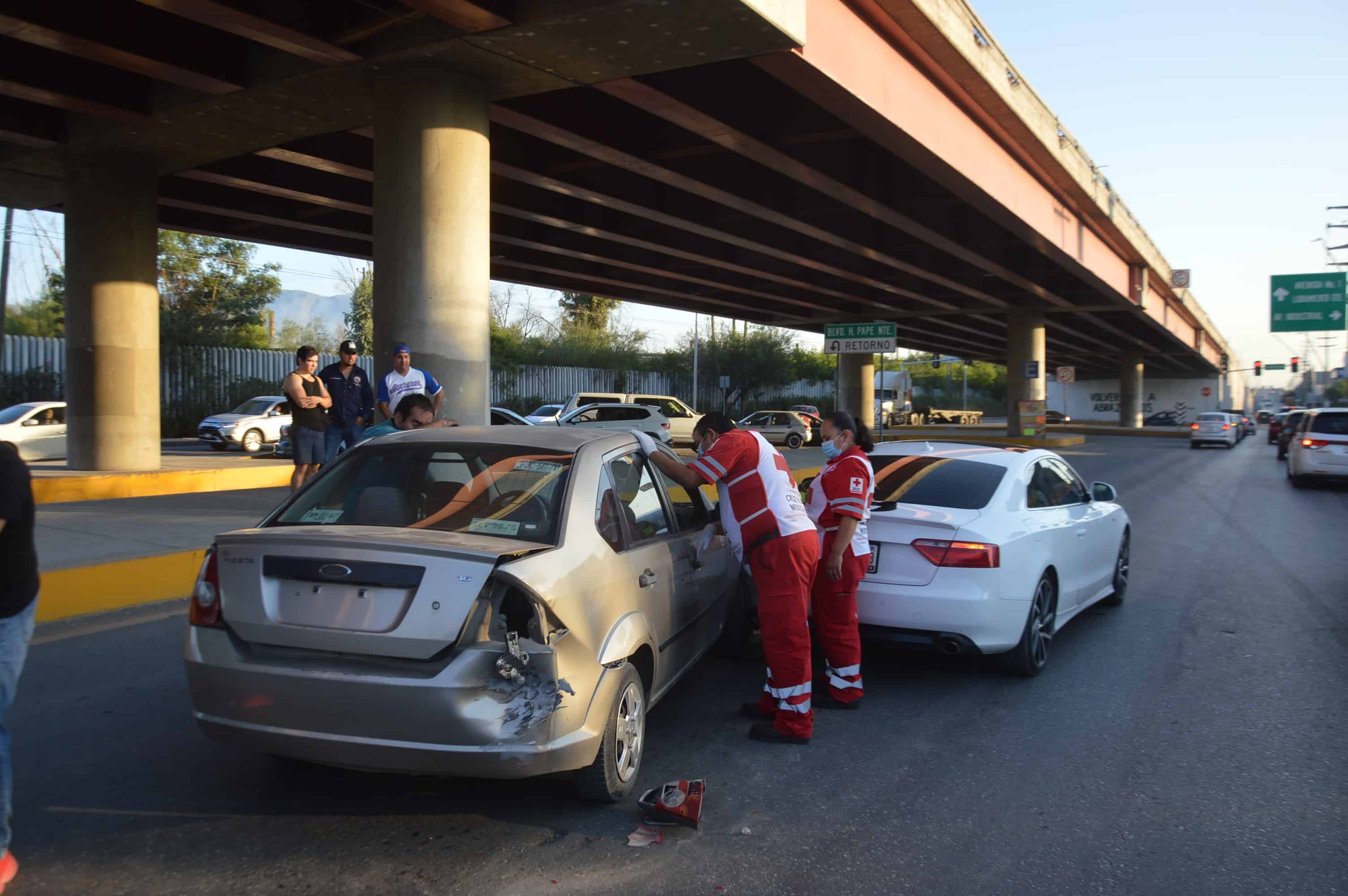 Se embarra en flamante auto