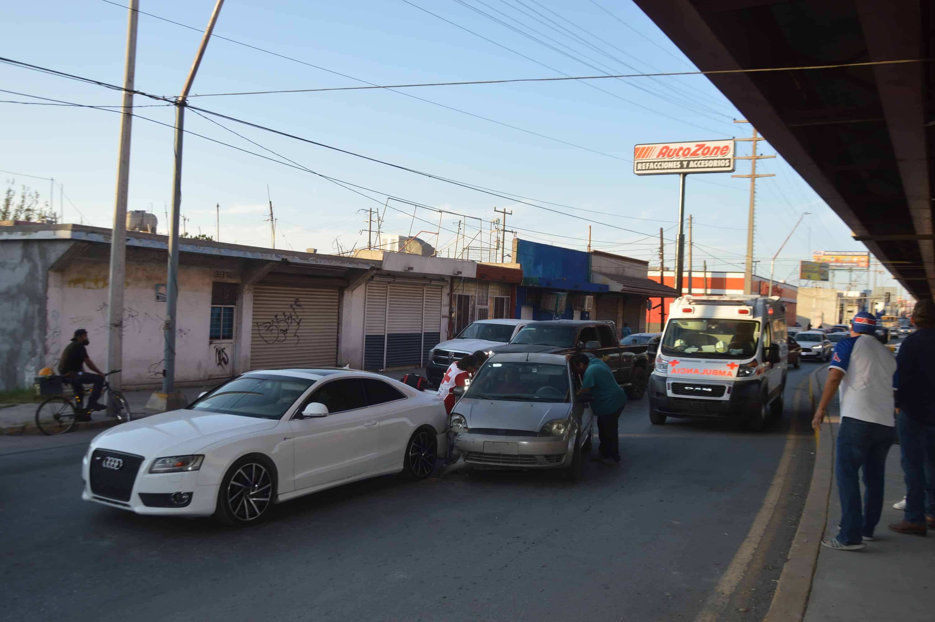 Se embarra en flamante auto